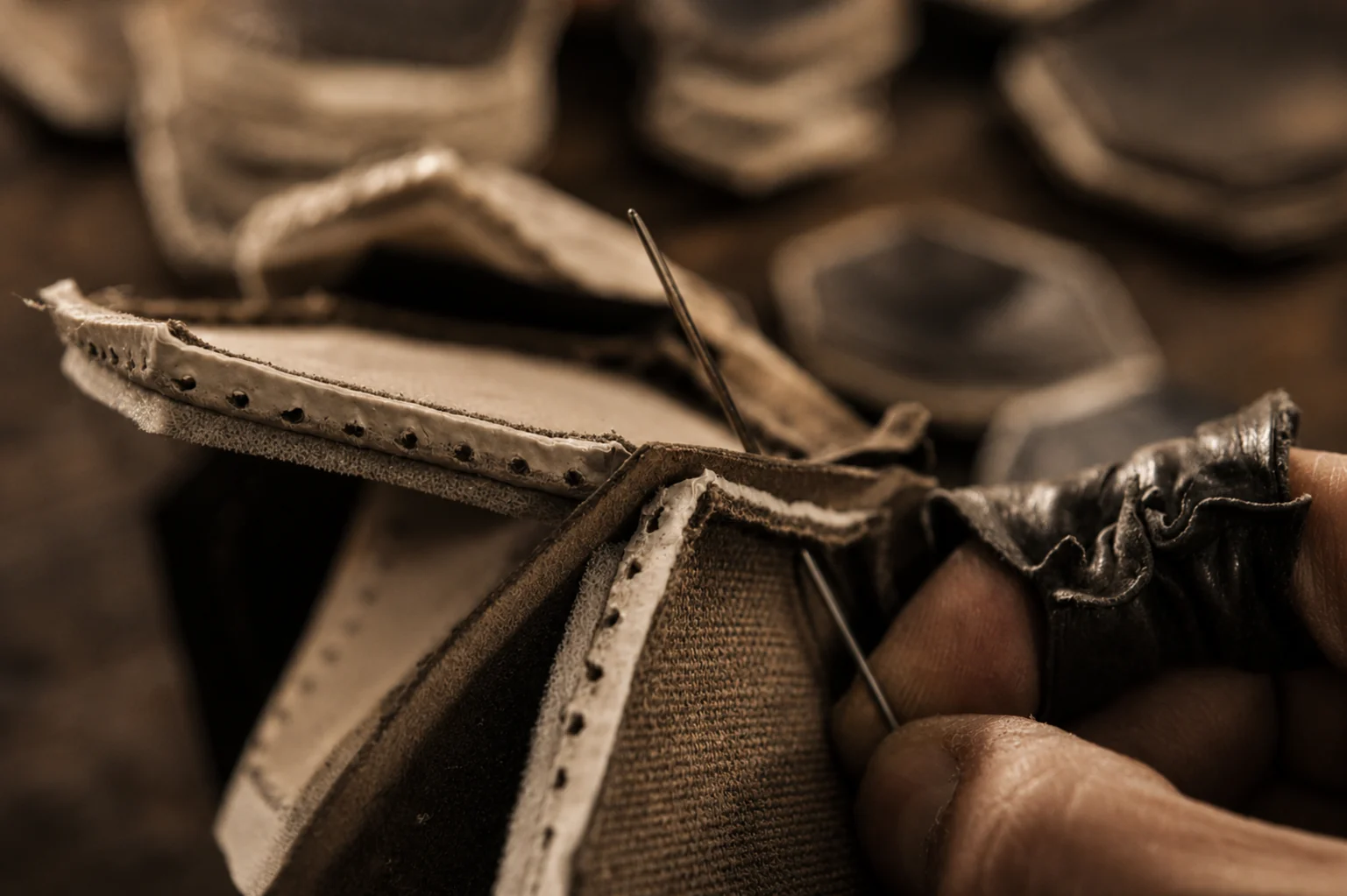 Cucitura manuale dei pannelli della PANGAEA Round Bag