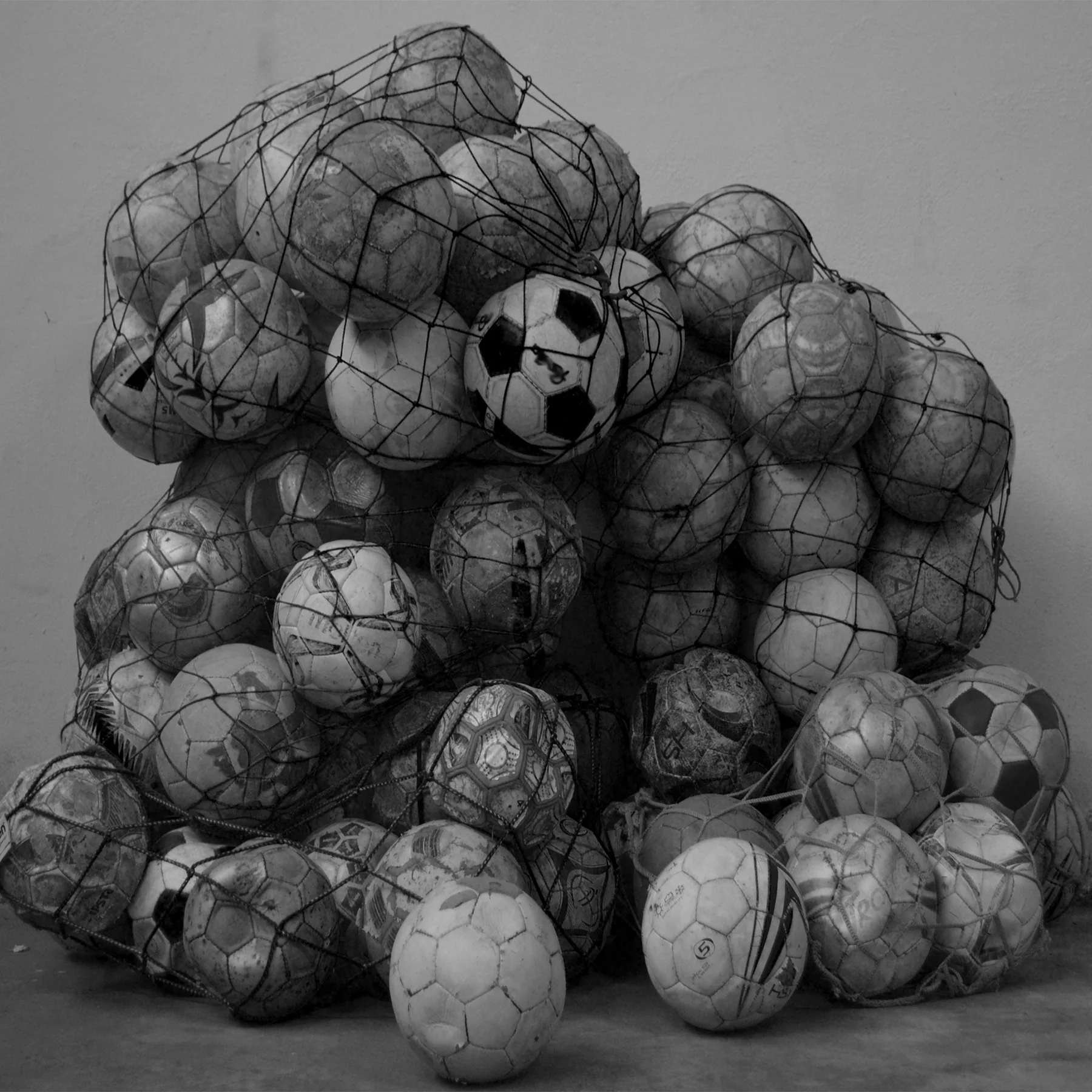 Palloni da calcio usurati raccolti per la trasformazione Handrecycled
