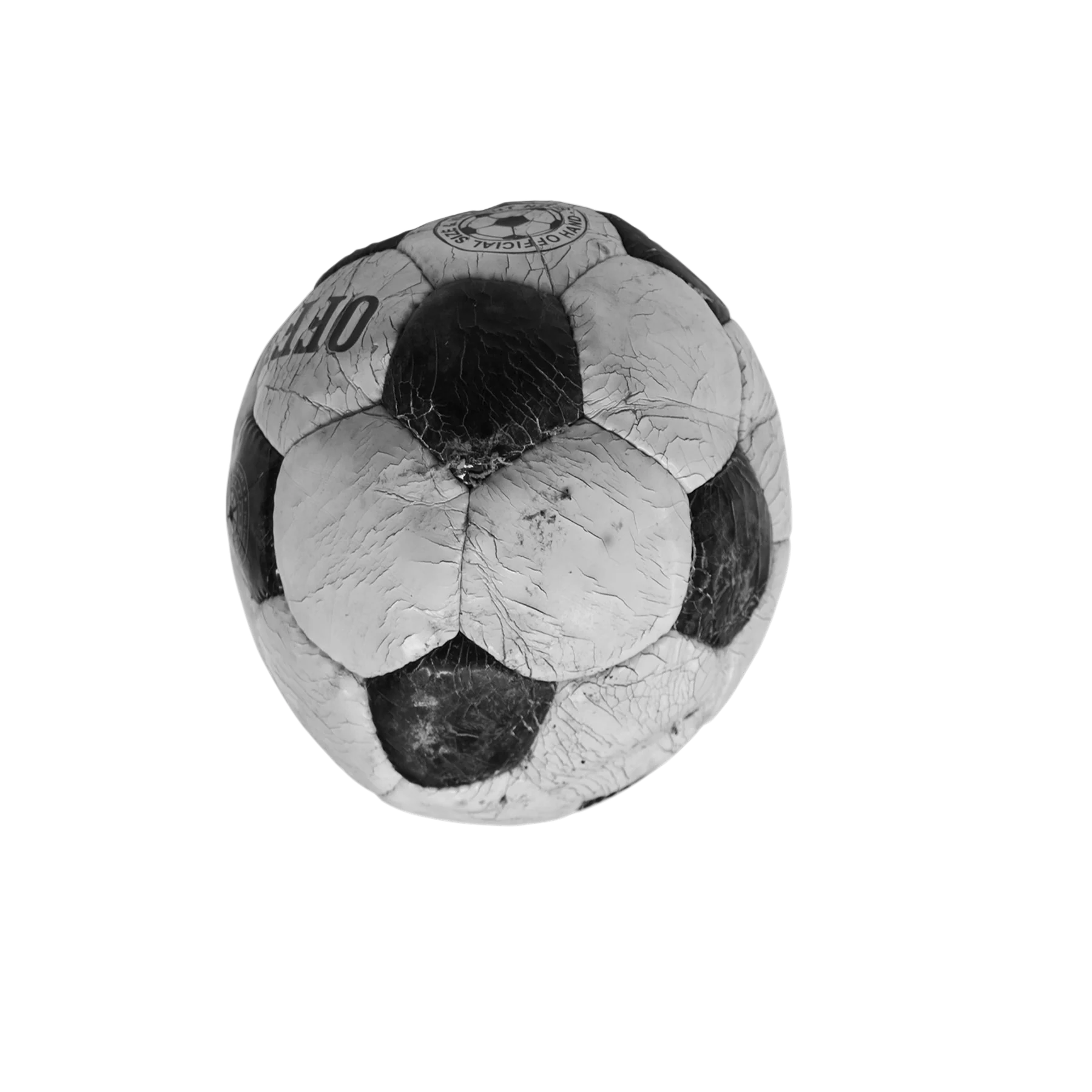 Pallone da calcio usurato prima della trasformazione Handrecycled