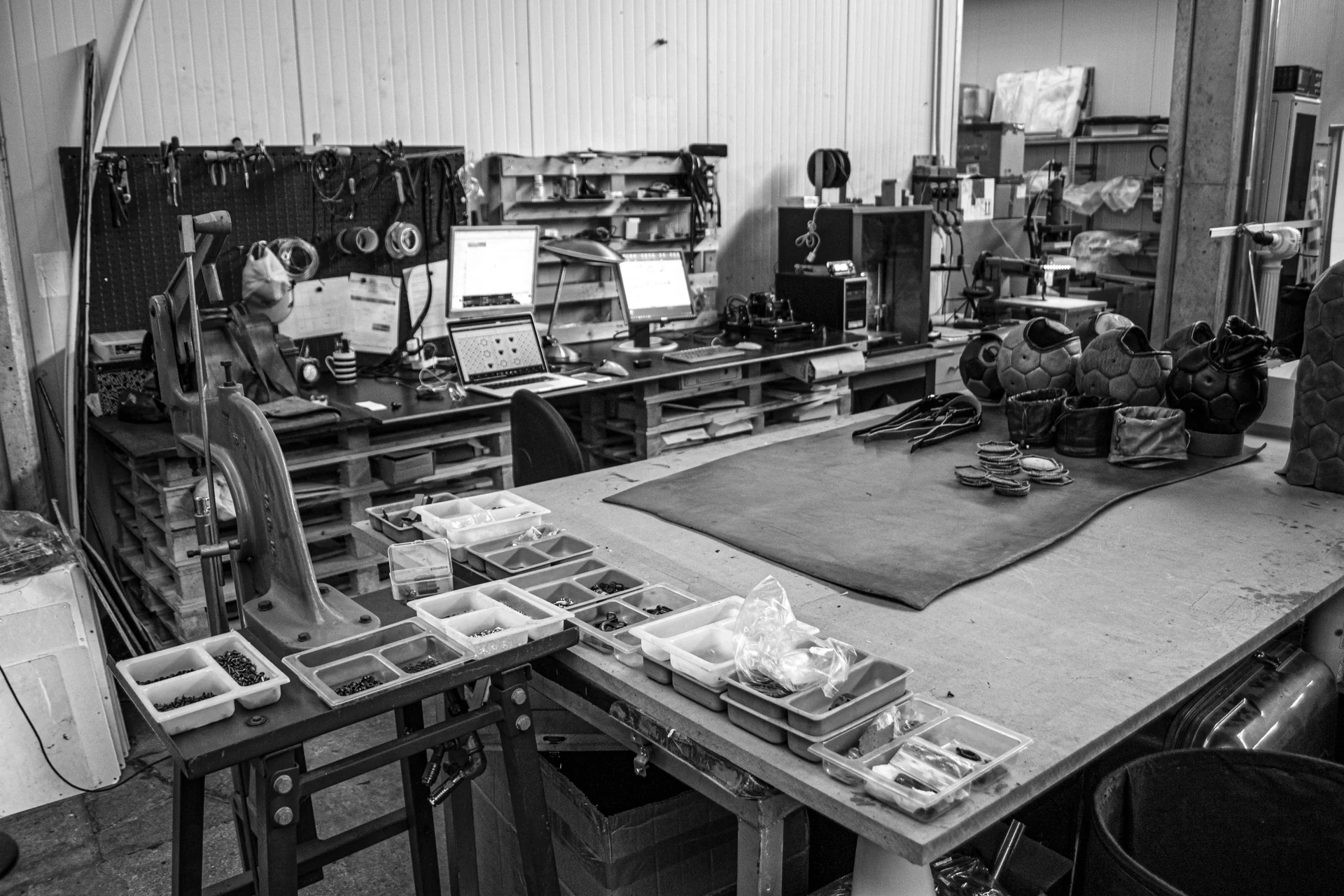 Atelier PANGAEA con strumenti, materiali e borse in lavorazione
